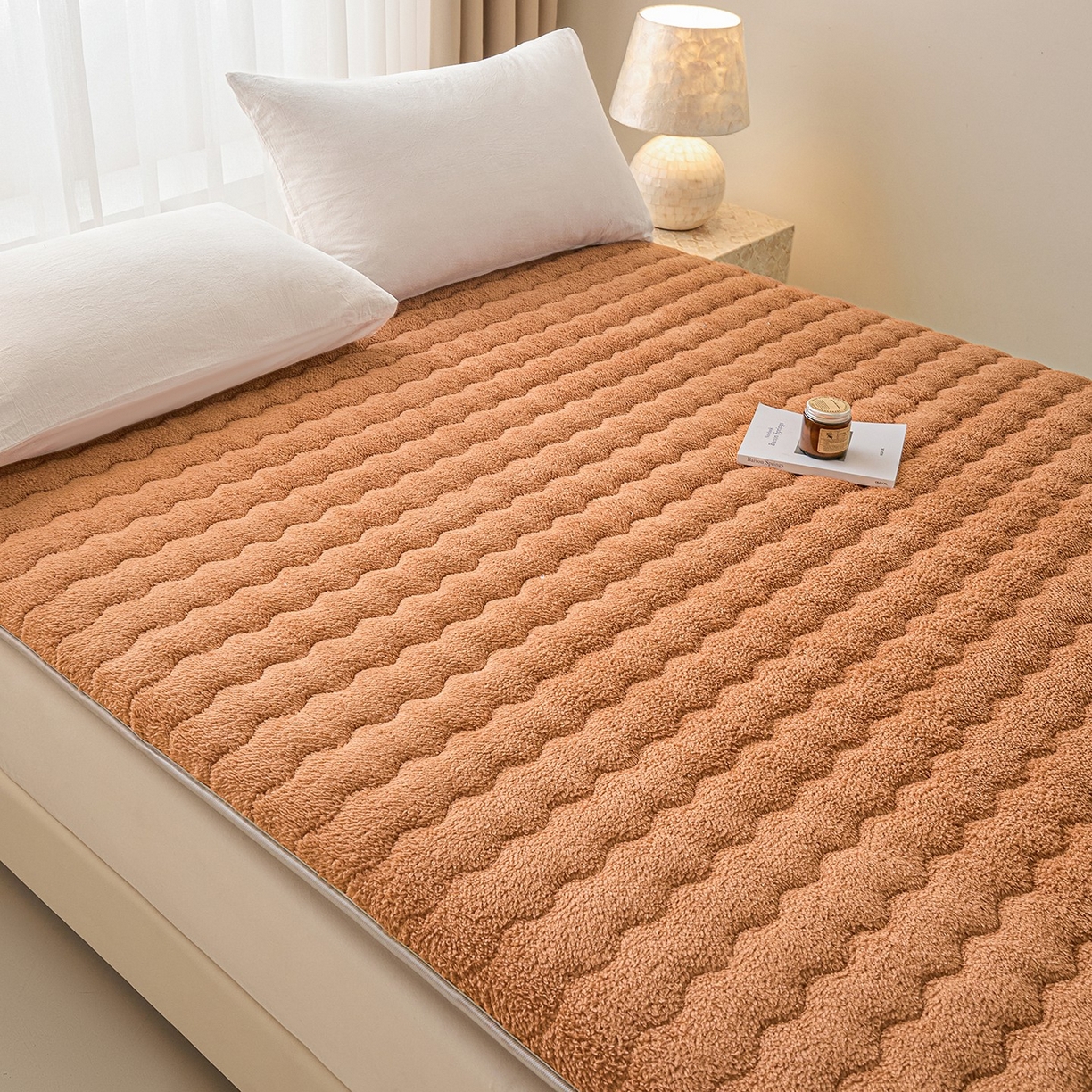 91家纺网 家纺一手货源 找家纺 月茶家纺 2026新款单边羊羔绒床垫垫子 驼色