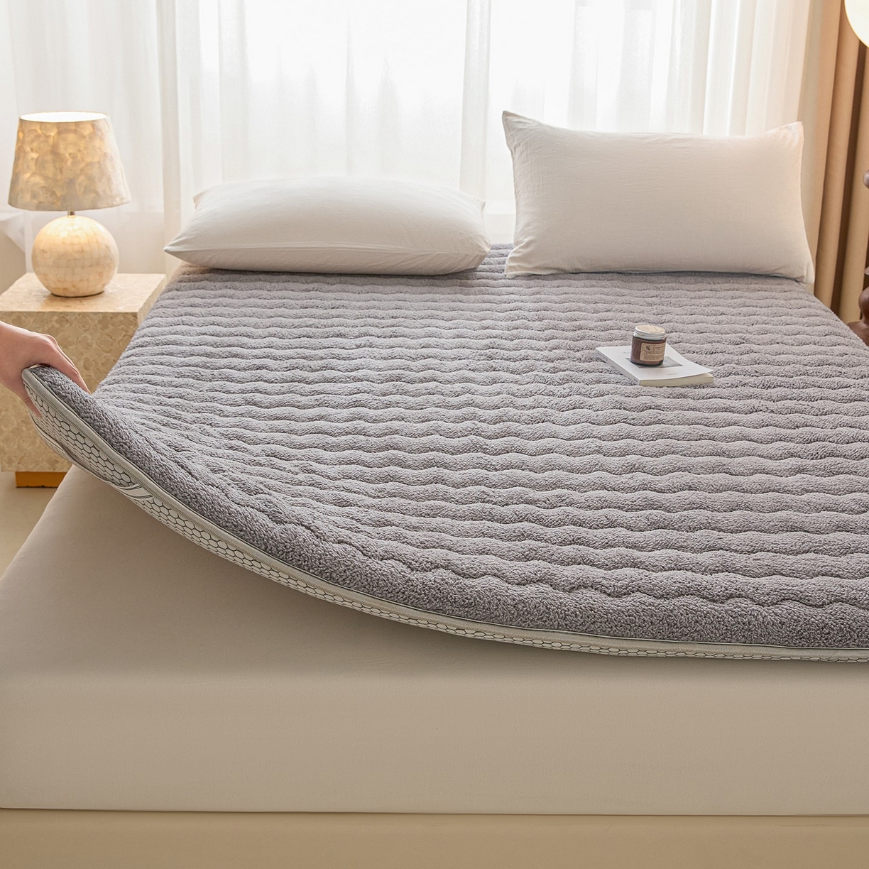 91家纺网 家纺一手货源 找家纺 月茶家纺 2026新款单边羊羔绒床垫垫子 灰色