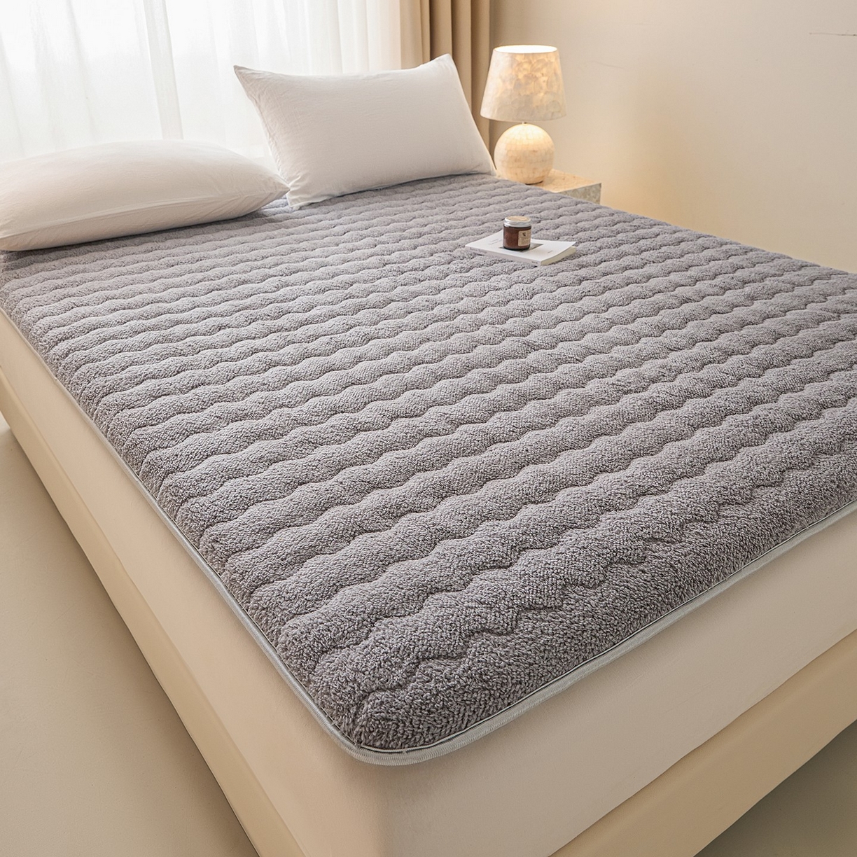 91家纺网 家纺一手货源 找家纺 月茶家纺 2026新款单边羊羔绒床垫垫子 灰色