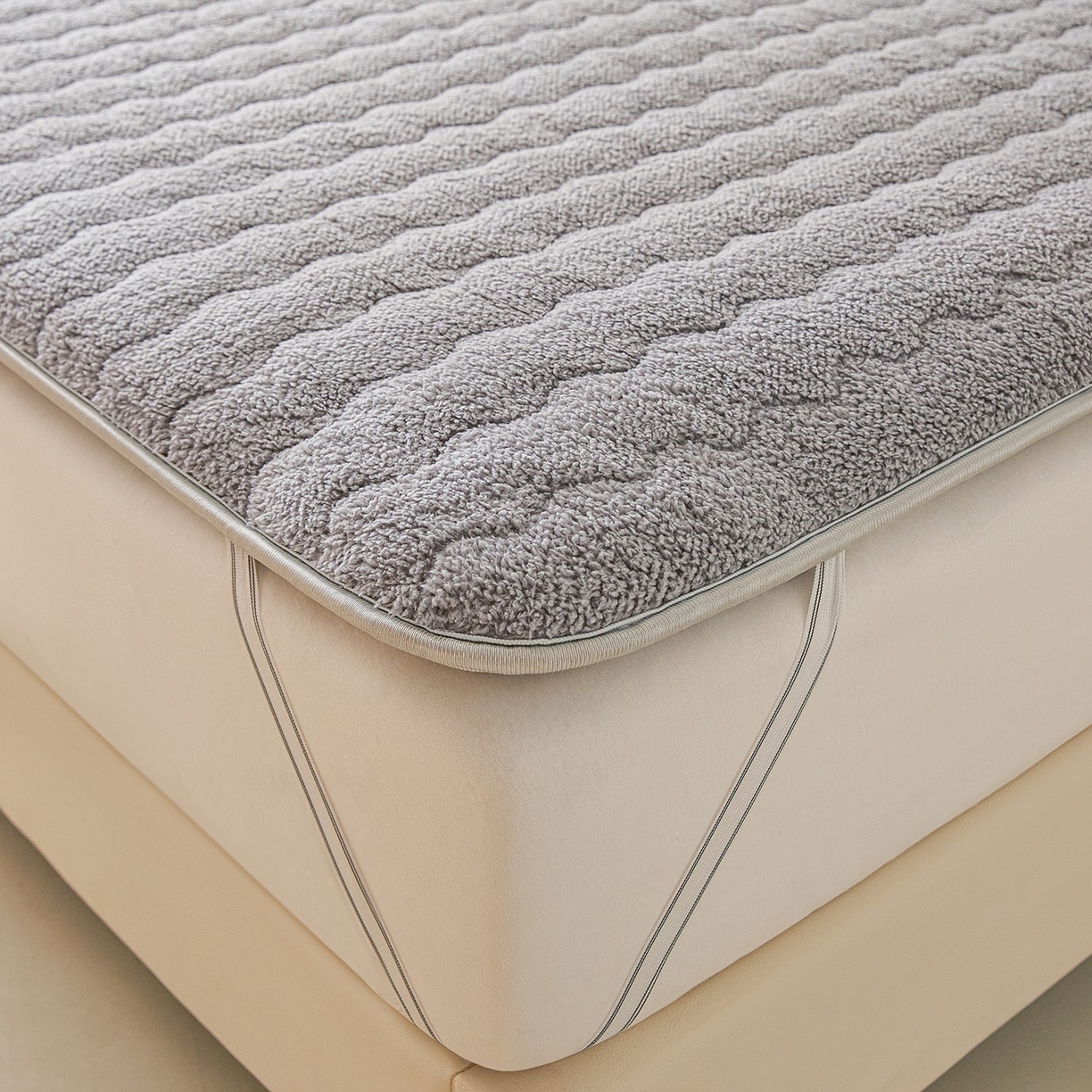 91家纺网 家纺一手货源 找家纺 月茶家纺 2026新款单边羊羔绒床垫垫子 灰色