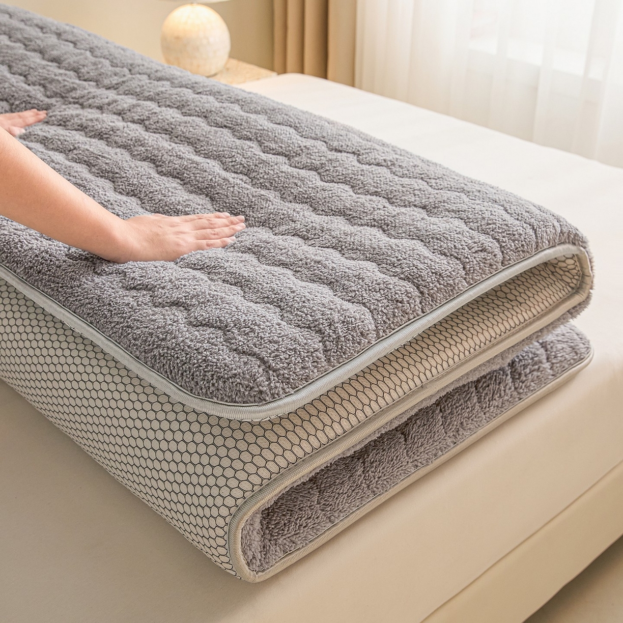 91家纺网 家纺一手货源 找家纺 月茶家纺 2026新款单边羊羔绒床垫垫子 灰色