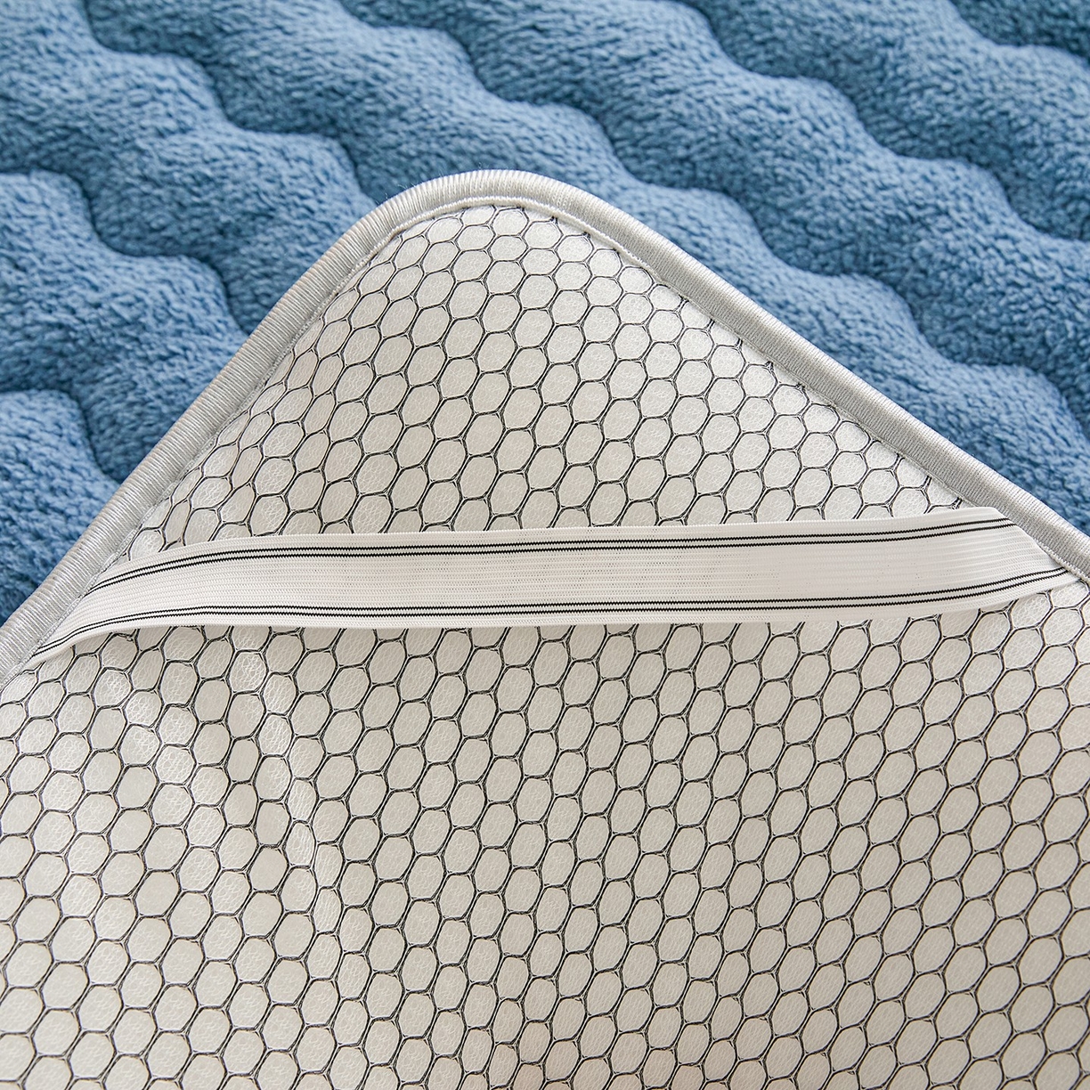 91家纺网 家纺一手货源 找家纺 月茶家纺 2026新款单边羊羔绒床垫垫子 蓝色