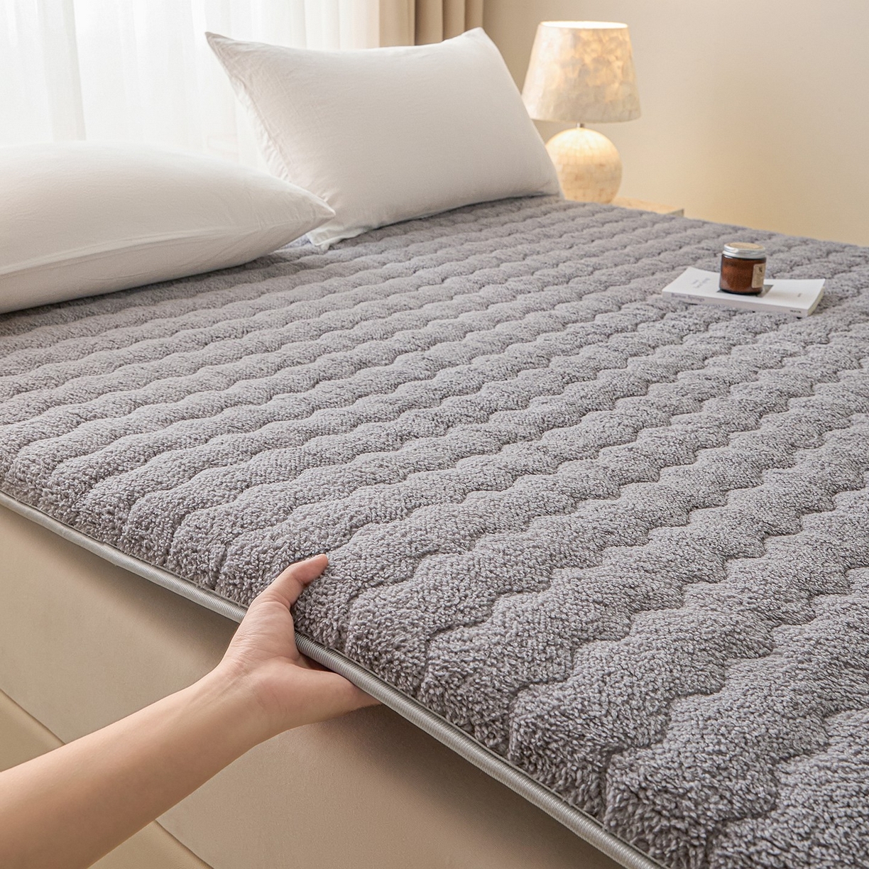 91家纺网 家纺一手货源 找家纺 月茶家纺 2026新款单边羊羔绒床垫垫子 灰色