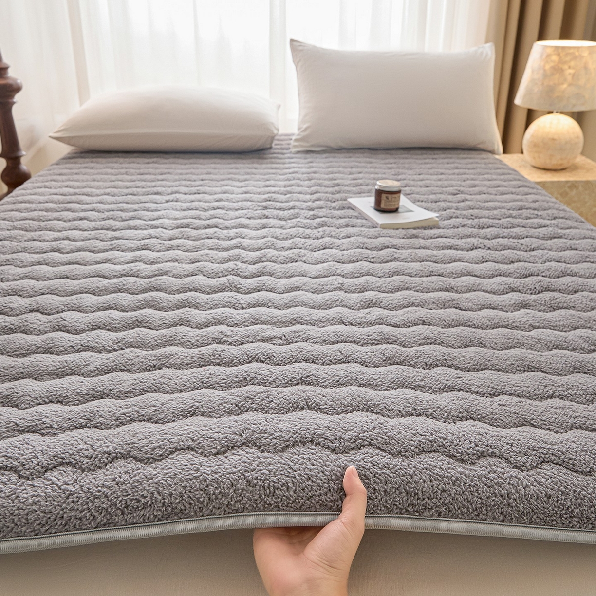 91家纺网 家纺一手货源 找家纺 月茶家纺 2026新款单边羊羔绒床垫垫子 灰色