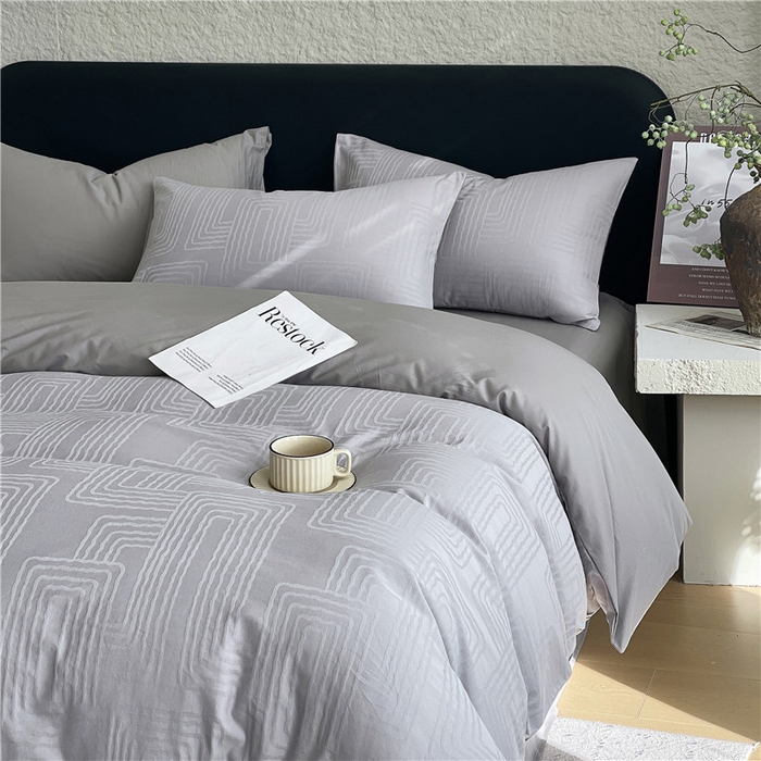 91家纺网 家纺一手货源 找家纺 琪格格纺织 2026新款60s精梳全棉纯棉厚织贡缎提花四件套 A类全棉立体浮雕床品 查理德-灰