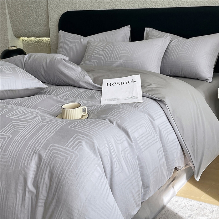 91家纺网 家纺一手货源 找家纺 琪格格纺织 2026新款60s精梳全棉纯棉厚织贡缎提花四件套 A类全棉立体浮雕床品 查理德-灰
