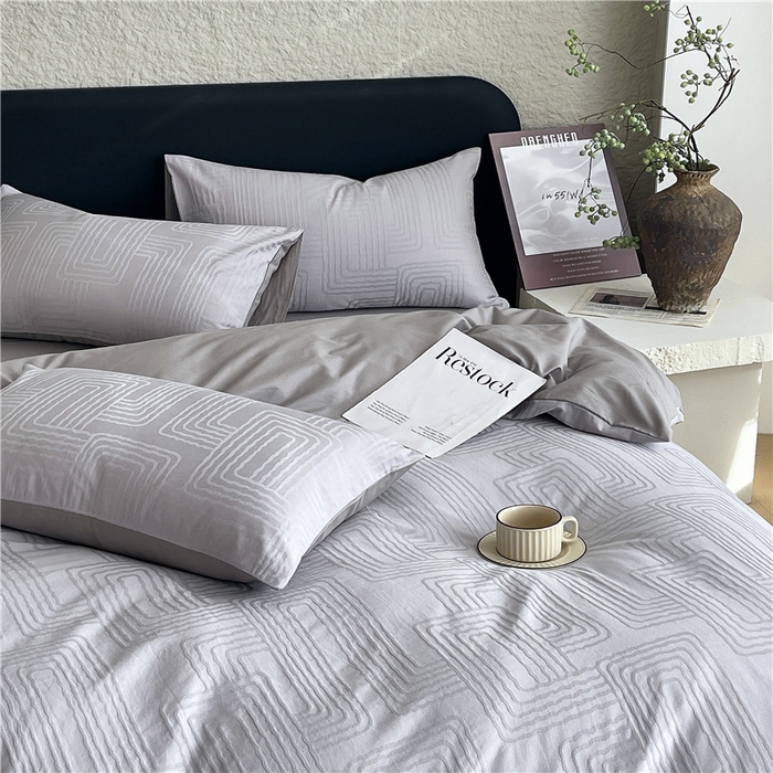 91家纺网 家纺一手货源 找家纺 琪格格纺织 2026新款60s精梳全棉纯棉厚织贡缎提花四件套 A类全棉立体浮雕床品 查理德-灰