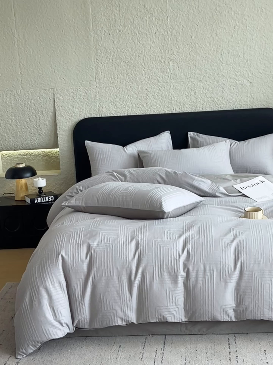 91家纺网 家纺一手货源 找家纺 琪格格纺织 2026新款60s精梳全棉纯棉厚织贡缎提花四件套 A类全棉立体浮雕床品 查理德-灰