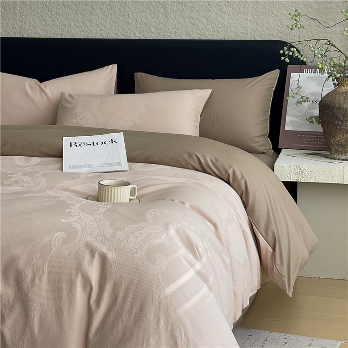 91家纺网 家纺一手货源 找家纺 琪格格纺织 2026新款60s精梳全棉纯棉厚织贡缎提花四件套 A类全棉立体浮雕床品 华尔兹-咖
