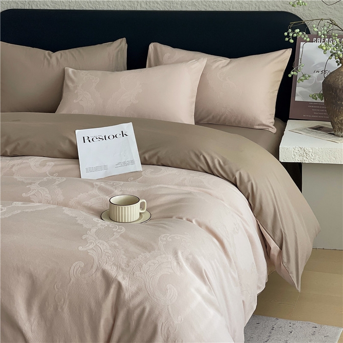 91家纺网 家纺一手货源 找家纺 琪格格纺织 2026新款60s精梳全棉纯棉厚织贡缎提花四件套 A类全棉立体浮雕床品 华尔兹-咖