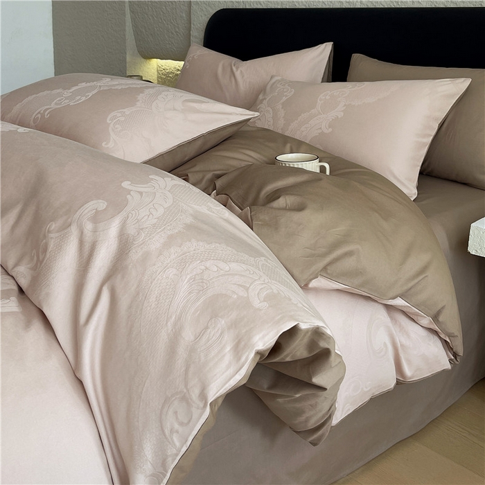 91家纺网 家纺一手货源 找家纺 琪格格纺织 2026新款60s精梳全棉纯棉厚织贡缎提花四件套 A类全棉立体浮雕床品 华尔兹-咖