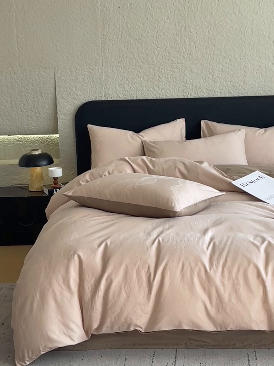 91家纺网 家纺一手货源 找家纺 琪格格纺织 2026新款60s精梳全棉纯棉厚织贡缎提花四件套 A类全棉立体浮雕床品 华尔兹-咖