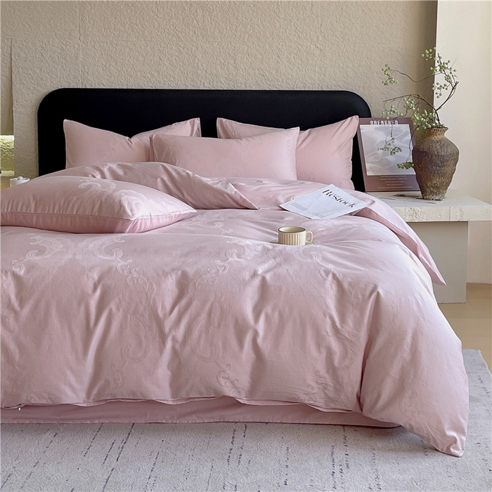 91家纺网 家纺一手货源 找家纺 琪格格纺织 2026新款60s精梳全棉纯棉厚织贡缎提花四件套 A类全棉立体浮雕床品 华尔兹-嫣紫