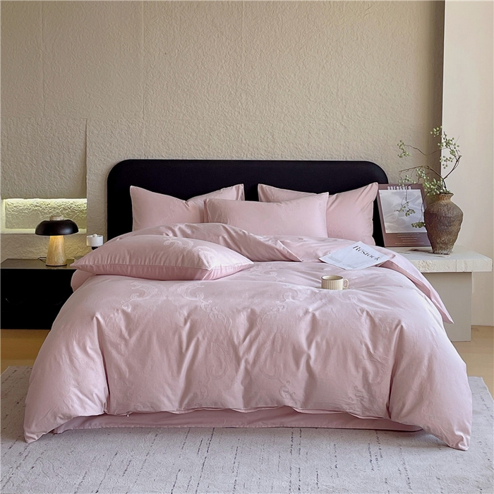 91家纺网 家纺一手货源 找家纺 琪格格纺织 2026新款60s精梳全棉纯棉厚织贡缎提花四件套 A类全棉立体浮雕床品 华尔兹-嫣紫