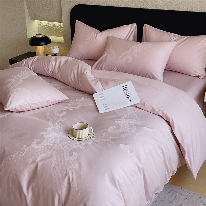 91家纺网 家纺一手货源 找家纺 琪格格纺织 2026新款60s精梳全棉纯棉厚织贡缎提花四件套 A类全棉立体浮雕床品 华尔兹-嫣紫