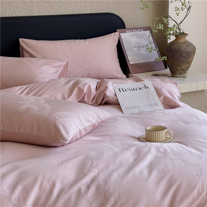 91家纺网 家纺一手货源 找家纺 琪格格纺织 2026新款60s精梳全棉纯棉厚织贡缎提花四件套 A类全棉立体浮雕床品 华尔兹-嫣紫