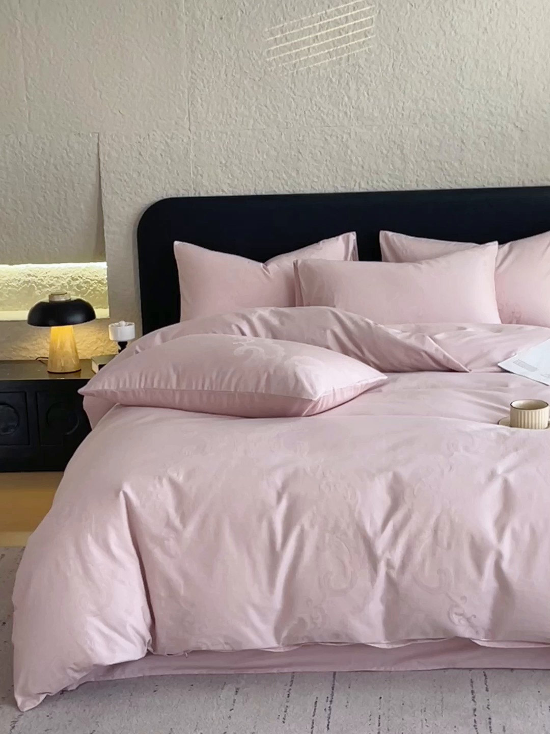 91家纺网 家纺一手货源 找家纺 琪格格纺织 2026新款60s精梳全棉纯棉厚织贡缎提花四件套 A类全棉立体浮雕床品 华尔兹-嫣紫