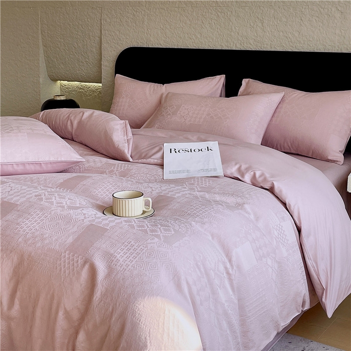 91家纺网 家纺一手货源 找家纺 琪格格纺织 2026新款60s精梳全棉纯棉厚织贡缎提花四件套 A类全棉立体浮雕床品 塞纳河畔- 嫣紫