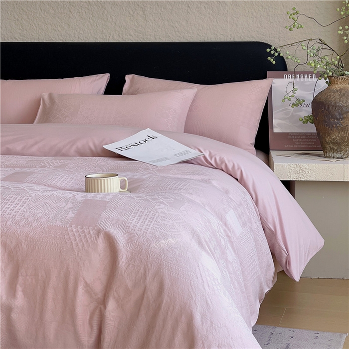 91家纺网 家纺一手货源 找家纺 琪格格纺织 2026新款60s精梳全棉纯棉厚织贡缎提花四件套 A类全棉立体浮雕床品 塞纳河畔- 嫣紫