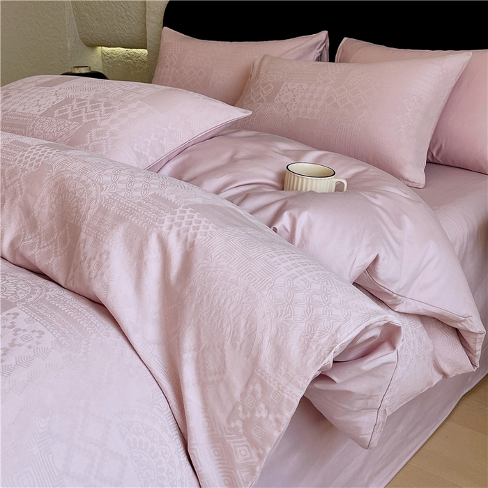 91家纺网 家纺一手货源 找家纺 琪格格纺织 2026新款60s精梳全棉纯棉厚织贡缎提花四件套 A类全棉立体浮雕床品 塞纳河畔- 嫣紫