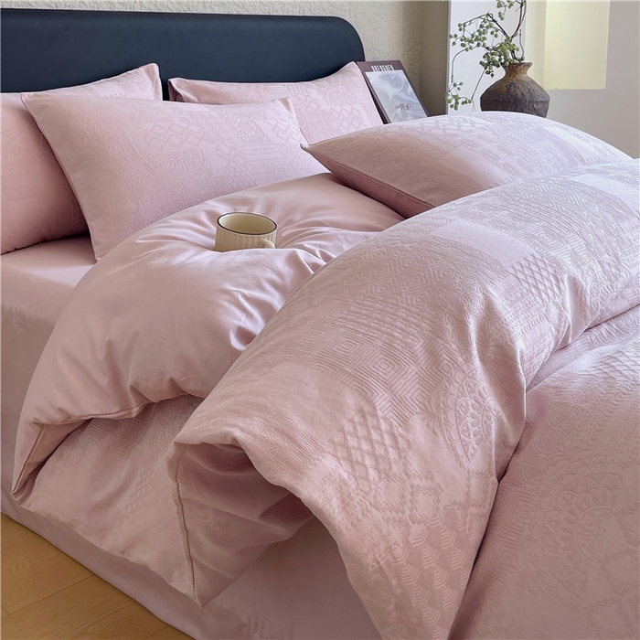 91家纺网 家纺一手货源 找家纺 琪格格纺织 2026新款60s精梳全棉纯棉厚织贡缎提花四件套 A类全棉立体浮雕床品 塞纳河畔- 嫣紫