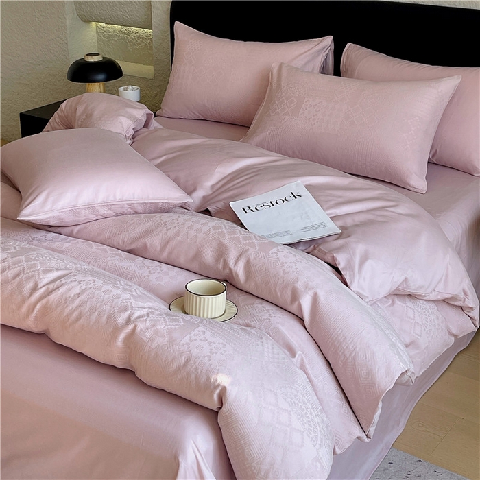 91家纺网 家纺一手货源 找家纺 琪格格纺织 2026新款60s精梳全棉纯棉厚织贡缎提花四件套 A类全棉立体浮雕床品 塞纳河畔- 嫣紫