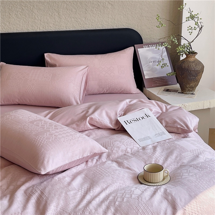 91家纺网 家纺一手货源 找家纺 琪格格纺织 2026新款60s精梳全棉纯棉厚织贡缎提花四件套 A类全棉立体浮雕床品 塞纳河畔- 嫣紫