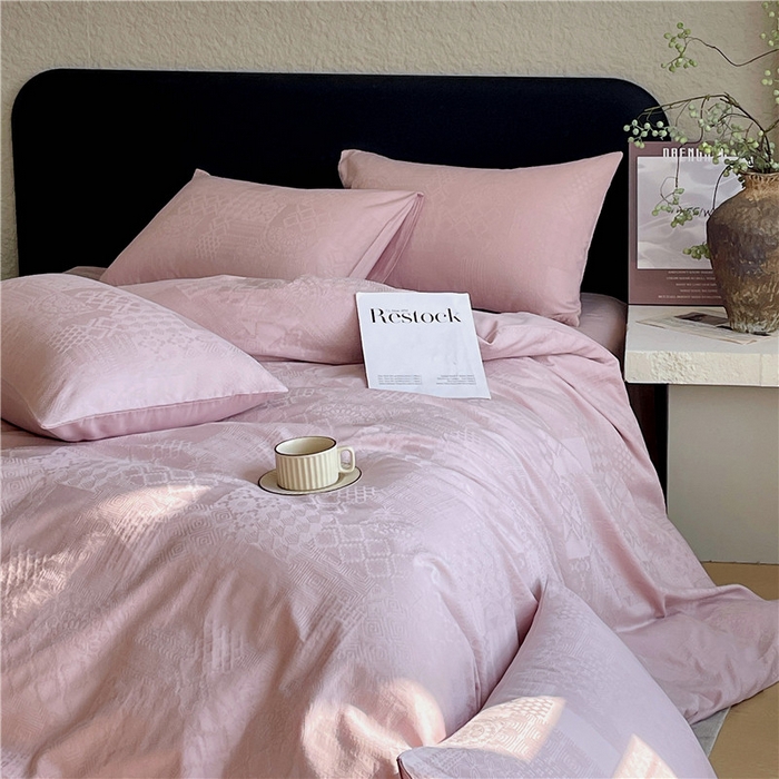 91家纺网 家纺一手货源 找家纺 琪格格纺织 2026新款60s精梳全棉纯棉厚织贡缎提花四件套 A类全棉立体浮雕床品 塞纳河畔- 嫣紫