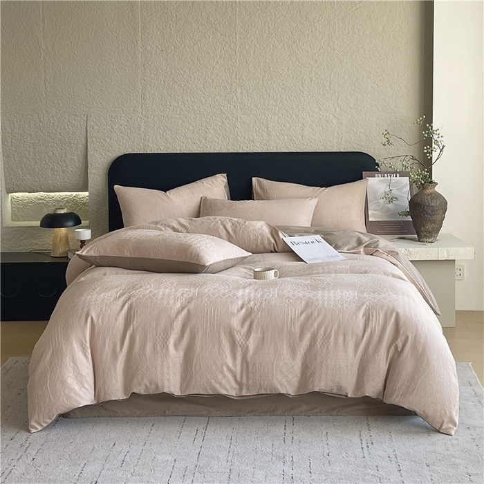 91家纺网 家纺一手货源 找家纺 琪格格纺织 2026新款60s精梳全棉纯棉厚织贡缎提花四件套 A类全棉立体浮雕床品 塞纳河畔-咖