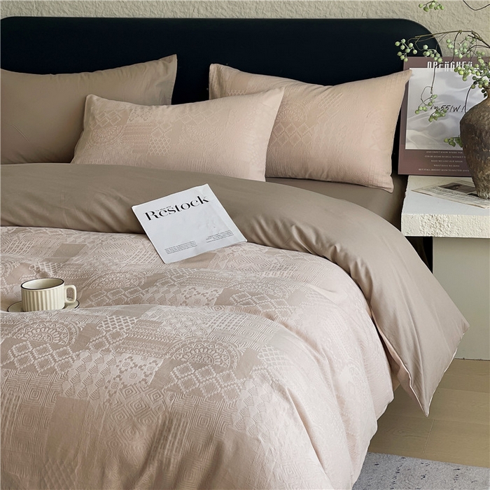 91家纺网 家纺一手货源 找家纺 琪格格纺织 2026新款60s精梳全棉纯棉厚织贡缎提花四件套 A类全棉立体浮雕床品 塞纳河畔-咖