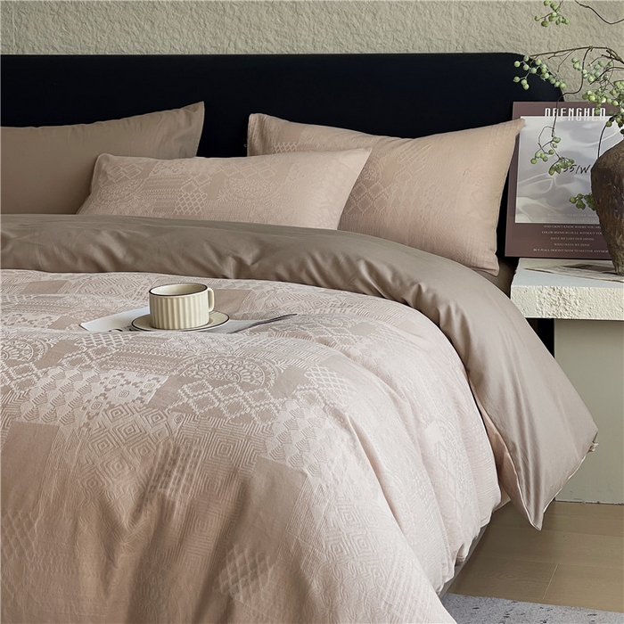 91家纺网 家纺一手货源 找家纺 琪格格纺织 2026新款60s精梳全棉纯棉厚织贡缎提花四件套 A类全棉立体浮雕床品 塞纳河畔-咖