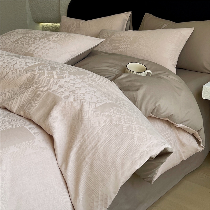 91家纺网 家纺一手货源 找家纺 琪格格纺织 2026新款60s精梳全棉纯棉厚织贡缎提花四件套 A类全棉立体浮雕床品 塞纳河畔-咖