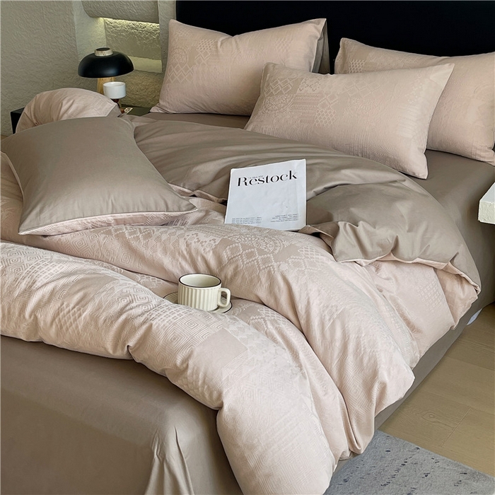 91家纺网 家纺一手货源 找家纺 琪格格纺织 2026新款60s精梳全棉纯棉厚织贡缎提花四件套 A类全棉立体浮雕床品 塞纳河畔-咖