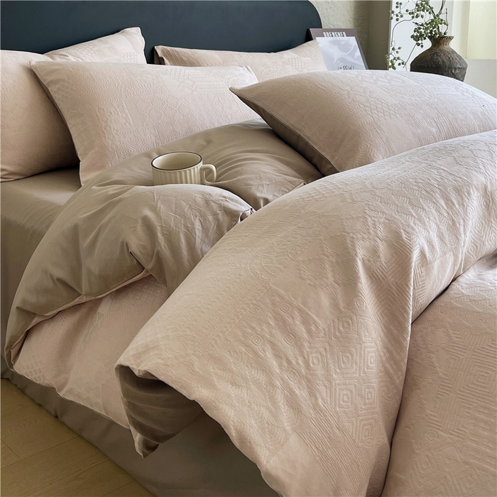 91家纺网 家纺一手货源 找家纺 琪格格纺织 2026新款60s精梳全棉纯棉厚织贡缎提花四件套 A类全棉立体浮雕床品 塞纳河畔-咖