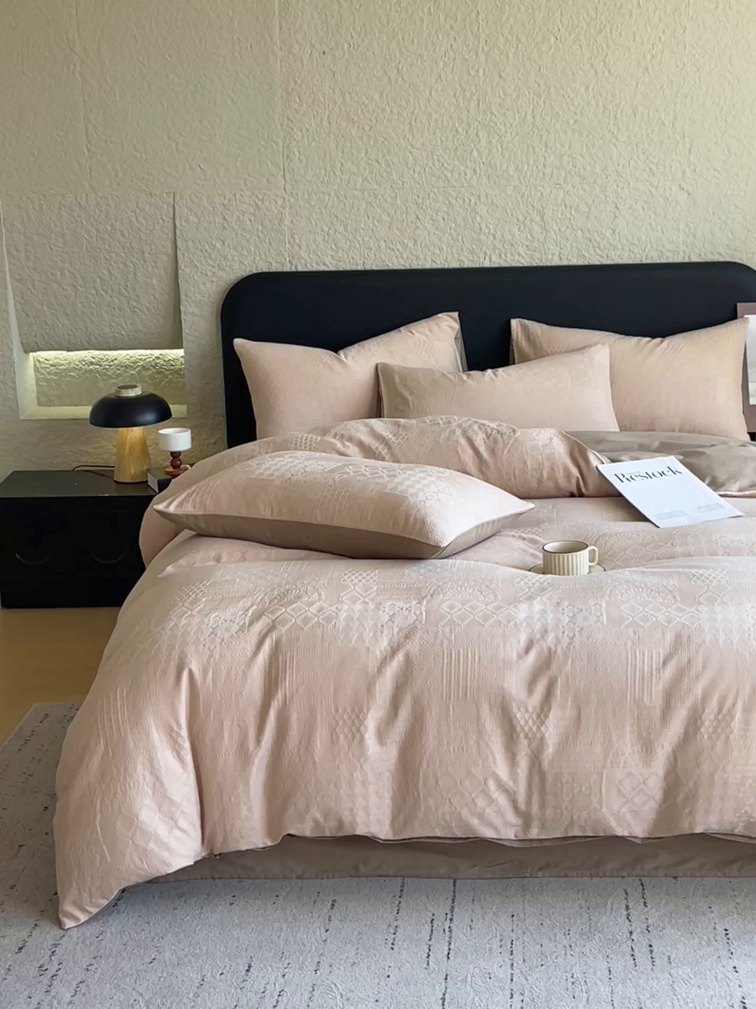 91家纺网 家纺一手货源 找家纺 琪格格纺织 2026新款60s精梳全棉纯棉厚织贡缎提花四件套 A类全棉立体浮雕床品 塞纳河畔-咖