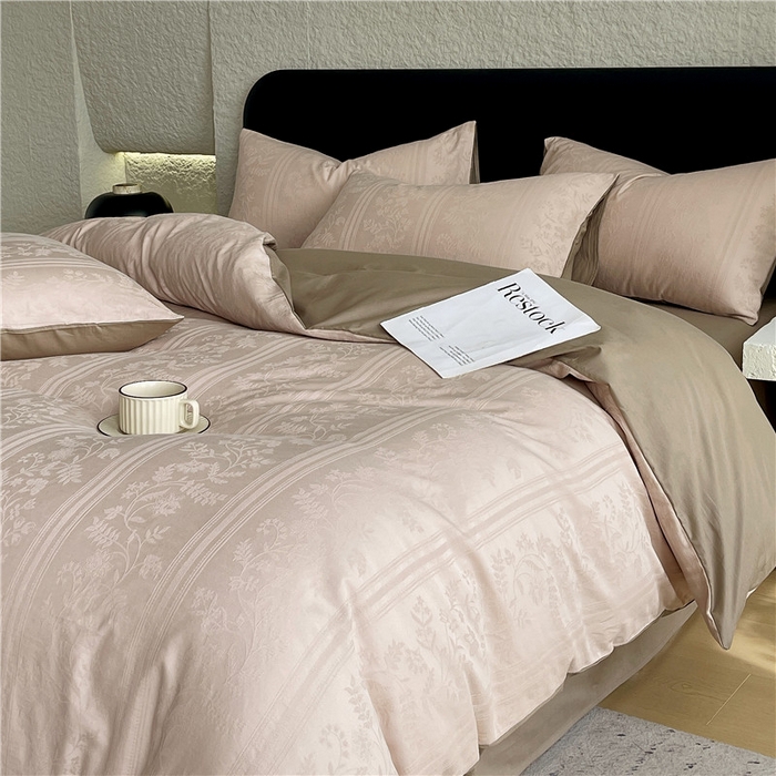 91家纺网 家纺一手货源 找家纺 琪格格纺织 2026新款60s精梳全棉纯棉厚织贡缎提花四件套 A类全棉立体浮雕床品 奢香夫人-金咖
