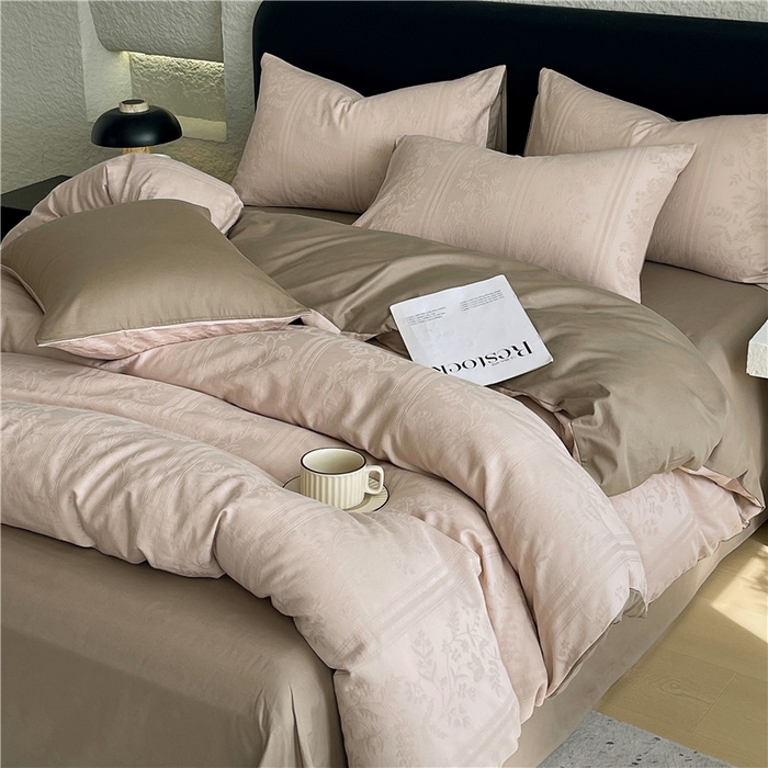 91家纺网 家纺一手货源 找家纺 琪格格纺织 2026新款60s精梳全棉纯棉厚织贡缎提花四件套 A类全棉立体浮雕床品 奢香夫人-金咖