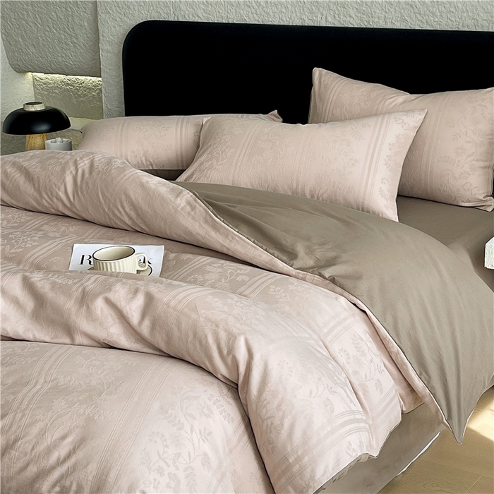 91家纺网 家纺一手货源 找家纺 琪格格纺织 2026新款60s精梳全棉纯棉厚织贡缎提花四件套 A类全棉立体浮雕床品 奢香夫人-金咖