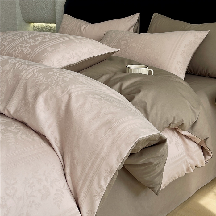 91家纺网 家纺一手货源 找家纺 琪格格纺织 2026新款60s精梳全棉纯棉厚织贡缎提花四件套 A类全棉立体浮雕床品 奢香夫人-金咖