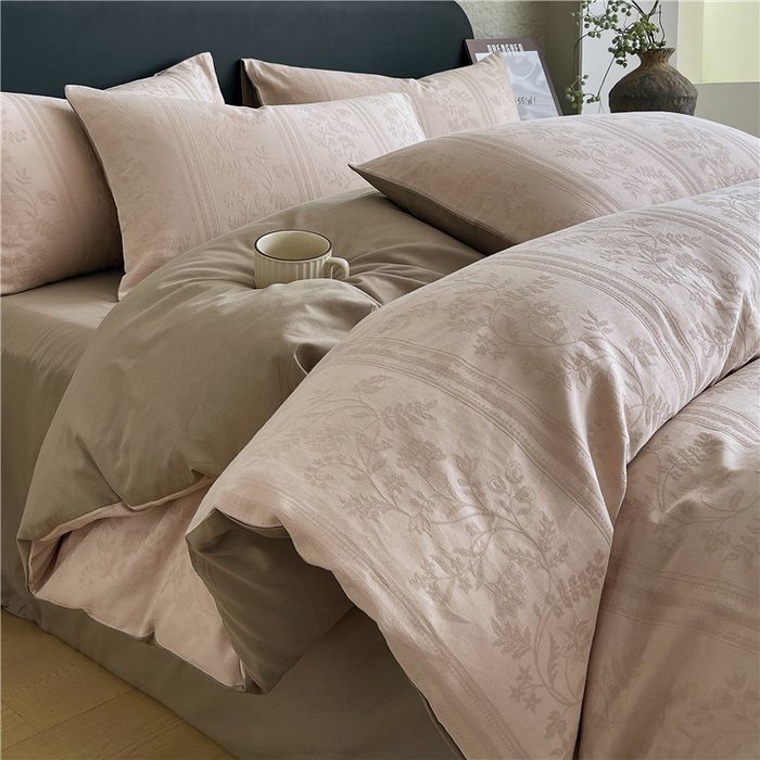 91家纺网 家纺一手货源 找家纺 琪格格纺织 2026新款60s精梳全棉纯棉厚织贡缎提花四件套 A类全棉立体浮雕床品 奢香夫人-金咖