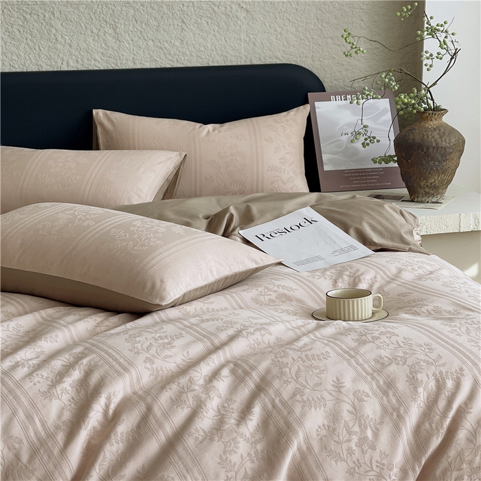 91家纺网 家纺一手货源 找家纺 琪格格纺织 2026新款60s精梳全棉纯棉厚织贡缎提花四件套 A类全棉立体浮雕床品 奢香夫人-金咖