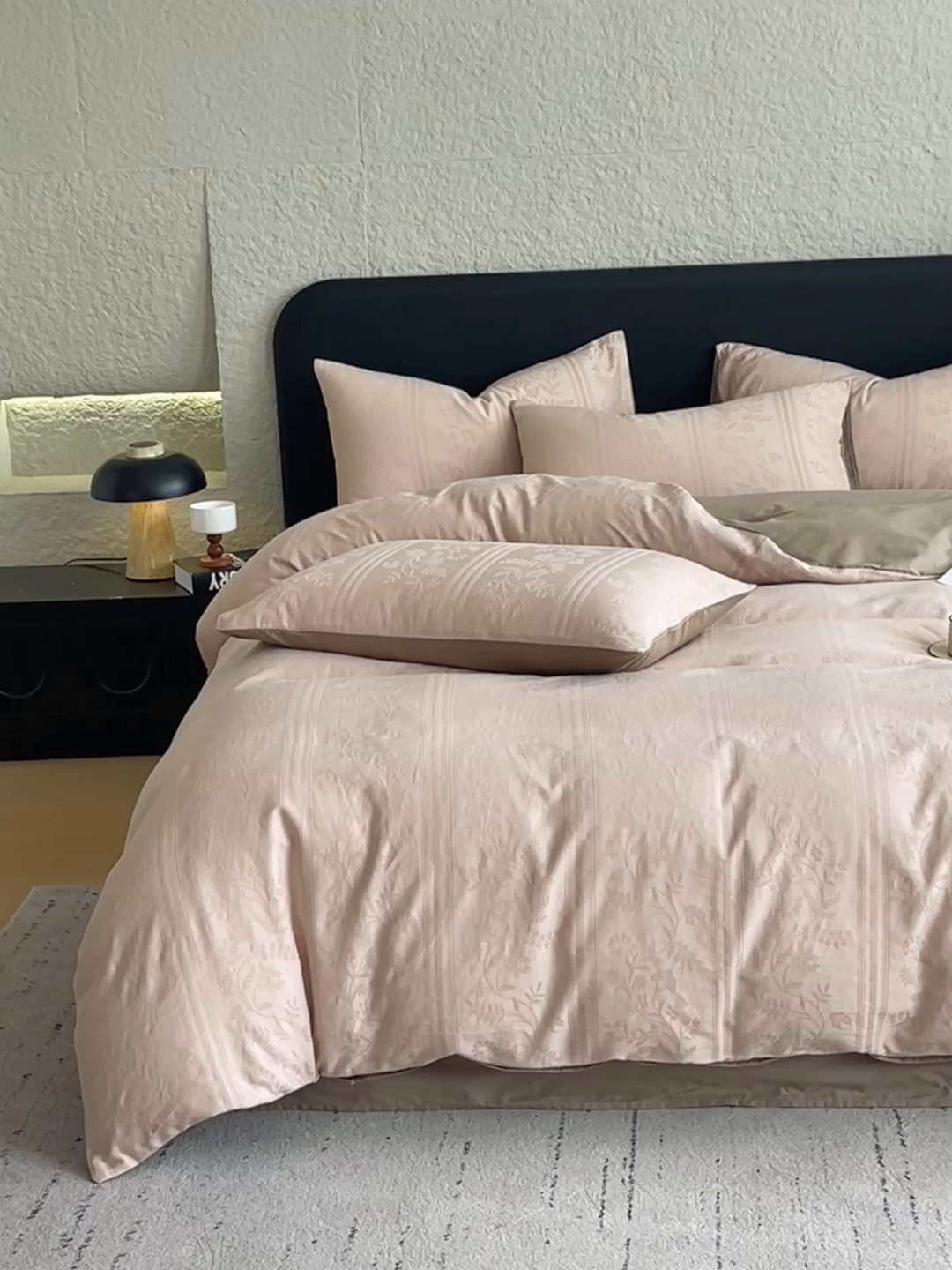 91家纺网 家纺一手货源 找家纺 琪格格纺织 2026新款60s精梳全棉纯棉厚织贡缎提花四件套 A类全棉立体浮雕床品 奢香夫人-金咖