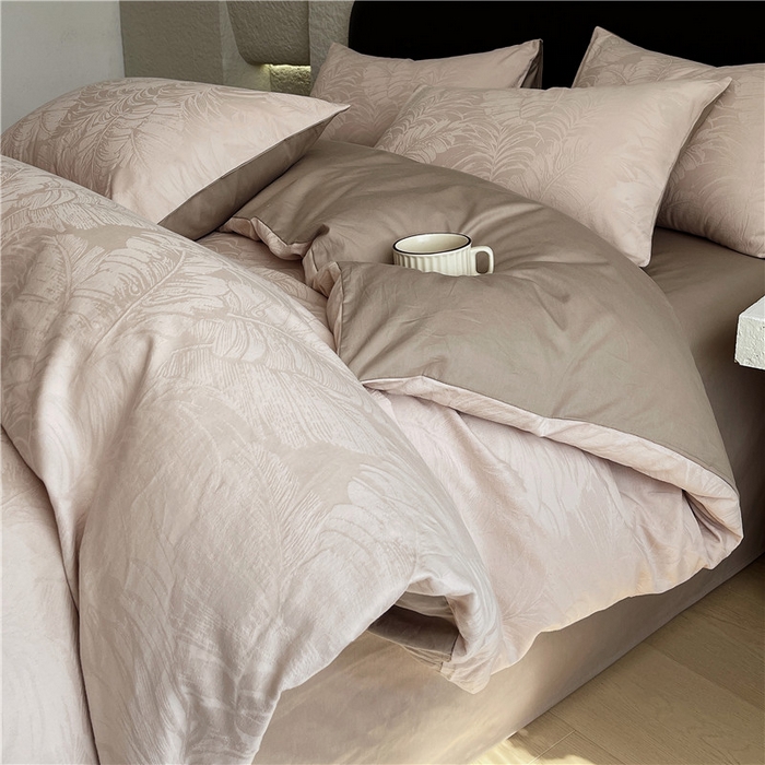 91家纺网 家纺一手货源 找家纺 琪格格纺织 2026新款60s精梳全棉纯棉厚织贡缎提花四件套 A类全棉立体浮雕床品 素叶颂眠-咖