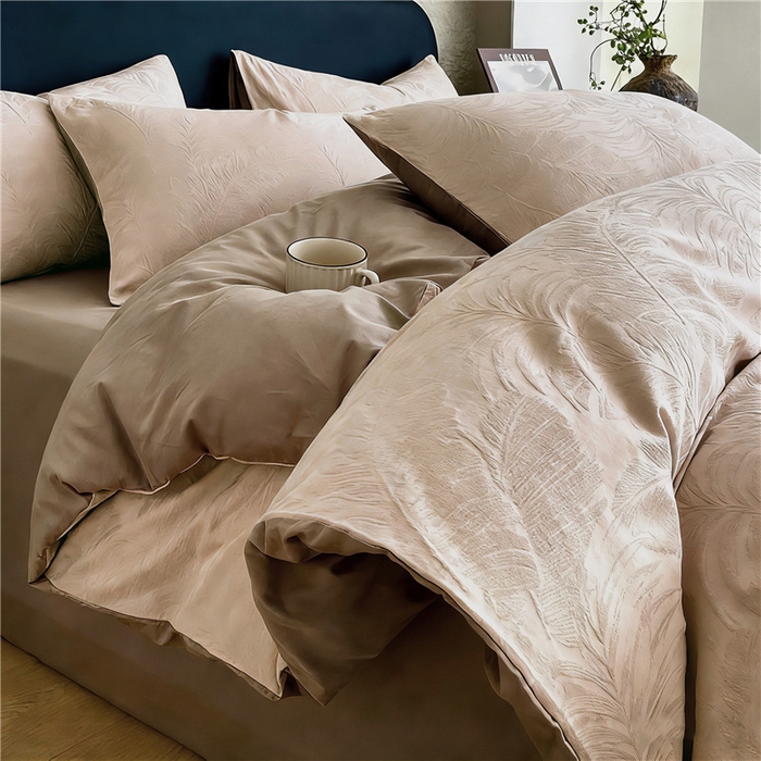 91家纺网 家纺一手货源 找家纺 琪格格纺织 2026新款60s精梳全棉纯棉厚织贡缎提花四件套 A类全棉立体浮雕床品 素叶颂眠-咖