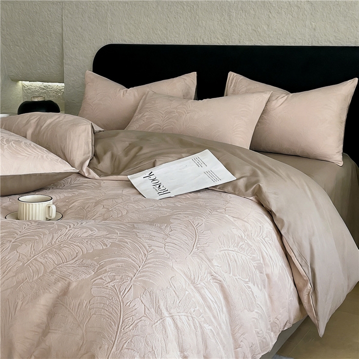 91家纺网 家纺一手货源 找家纺 琪格格纺织 2026新款60s精梳全棉纯棉厚织贡缎提花四件套 A类全棉立体浮雕床品 素叶颂眠-咖
