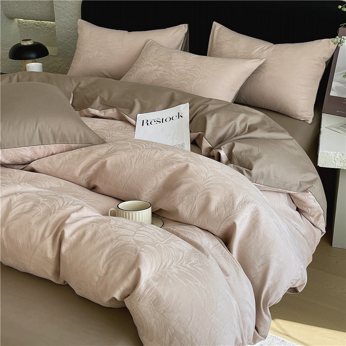 91家纺网 家纺一手货源 找家纺 琪格格纺织 2026新款60s精梳全棉纯棉厚织贡缎提花四件套 A类全棉立体浮雕床品 素叶颂眠-咖