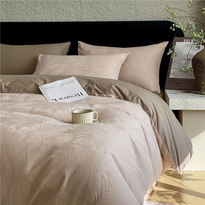 91家纺网 家纺一手货源 找家纺 琪格格纺织 2026新款60s精梳全棉纯棉厚织贡缎提花四件套 A类全棉立体浮雕床品 素叶颂眠-咖