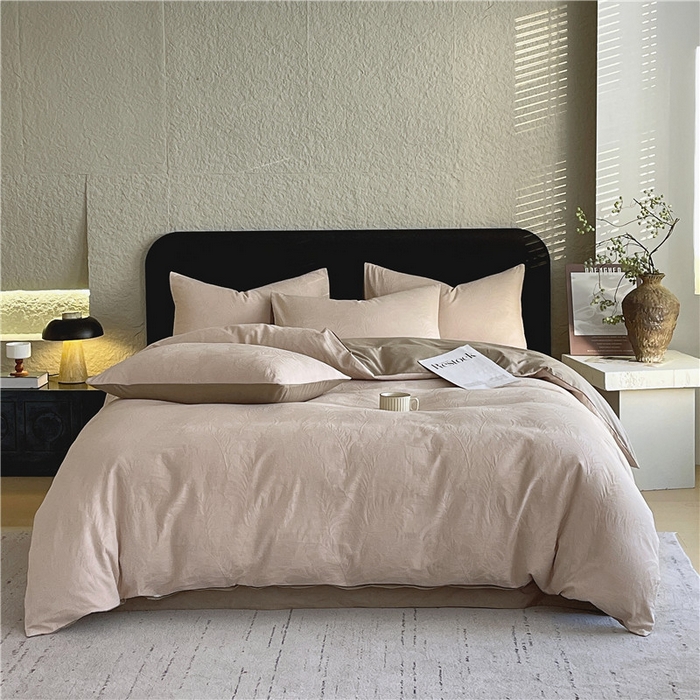 91家纺网 家纺一手货源 找家纺 琪格格纺织 2026新款60s精梳全棉纯棉厚织贡缎提花四件套 A类全棉立体浮雕床品 素叶颂眠-咖