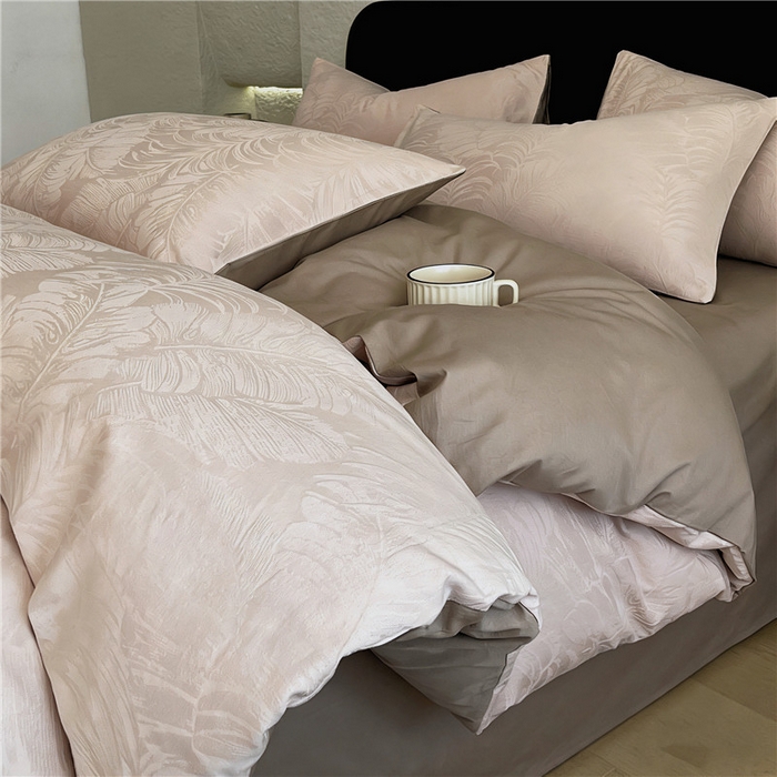 91家纺网 家纺一手货源 找家纺 琪格格纺织 2026新款60s精梳全棉纯棉厚织贡缎提花四件套 A类全棉立体浮雕床品 素叶颂眠-咖