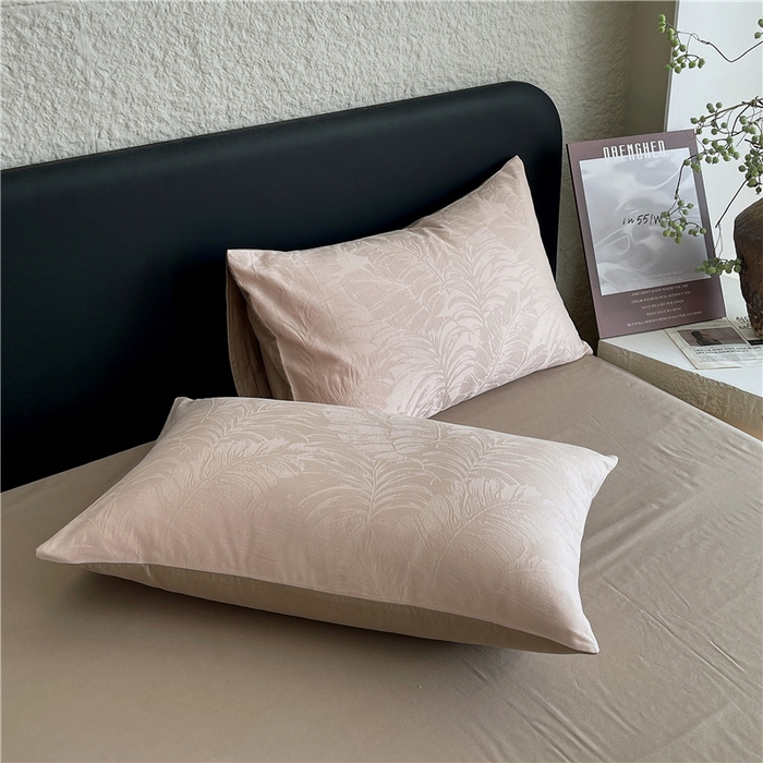 91家纺网 家纺一手货源 找家纺 琪格格纺织 2026新款60s精梳全棉纯棉厚织贡缎提花四件套 A类全棉立体浮雕床品 素叶颂眠-咖